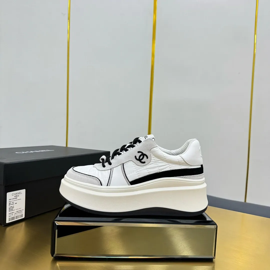 👟👟Ex-factory price 600👟👟 Upgraded version, upgraded version, upgraded version! No rebuttal accepted! ! ! ! Chanel Chanel panda shoes! 2025 counter's top casual sports shoes. This classic design; the upper is electro-embroidered with a variety of techniques; the outsole is fashionable and sporty; the unusual inclusion of a variety of color matching elements... The diversified mix and match is very good-looking and versatile, and can be used for leisure, fashion, sports, and outdoor... ꫛꫀꪝ Go➫ Materials: ❶Upper made of: original imported first-layer silk cowhide + original waterproof cloth + original first-layer cowhide ❷Inner lining: Original Yangli+Net ❸Outsole based on: Original TPU combination outsole Counter boutique packaging complete set for women 35–41 👉 👉